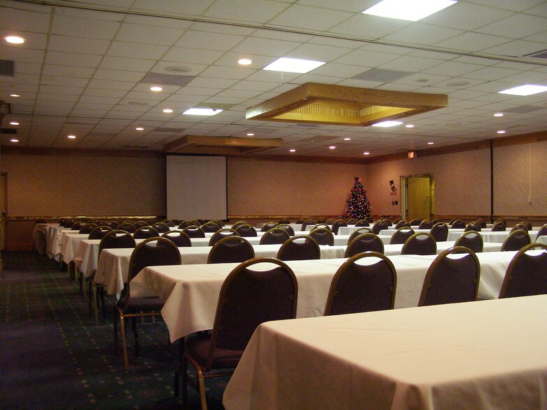 More Photos Of 600 E Broadway, Farmington Hotel For Sale