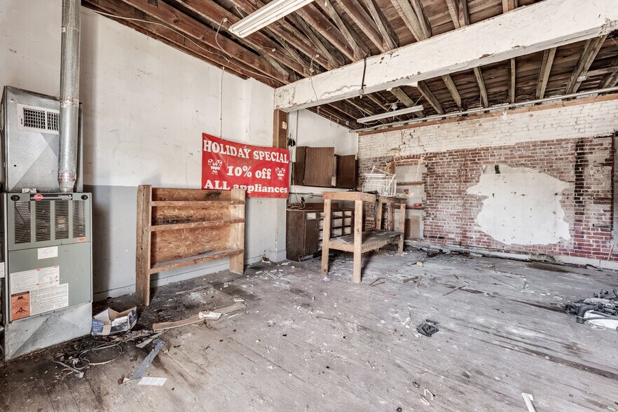 More Photos Of 504 W Commercial St, Springfield Storefront Retail Office For Sale