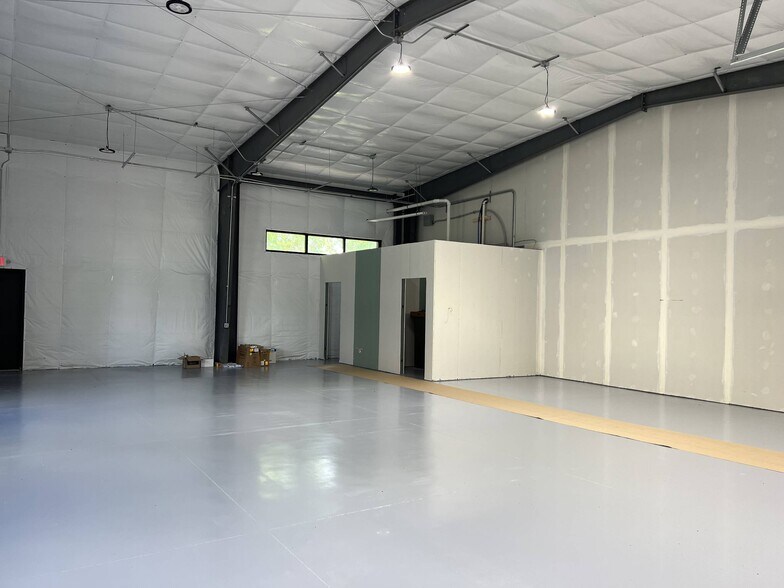 More Photos Of 574 Hudson River Rd, Waterford Warehouse For Lease