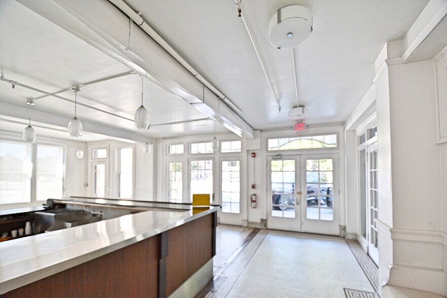 More Photos Of 217 S River St, Seguin Storefront Retail Office For Lease