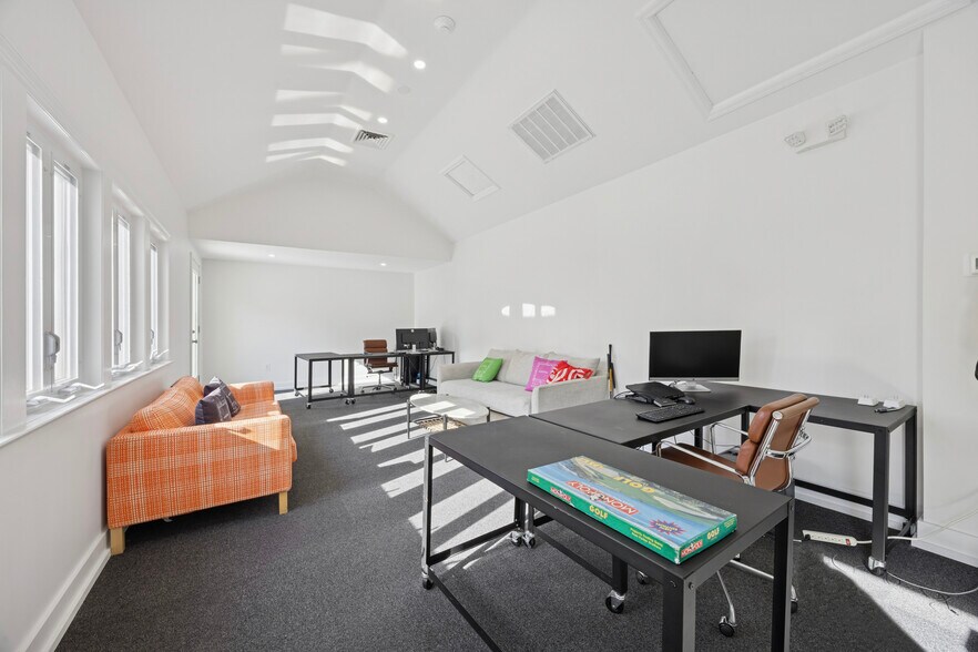 More Photos Of 1631-1633 Locust St, Philadelphia Office For Lease