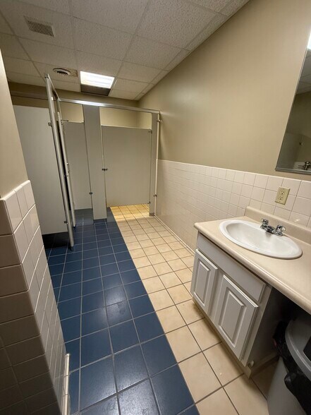 More Photos Of 101 N 2nd St, Vincennes Flex For Sale