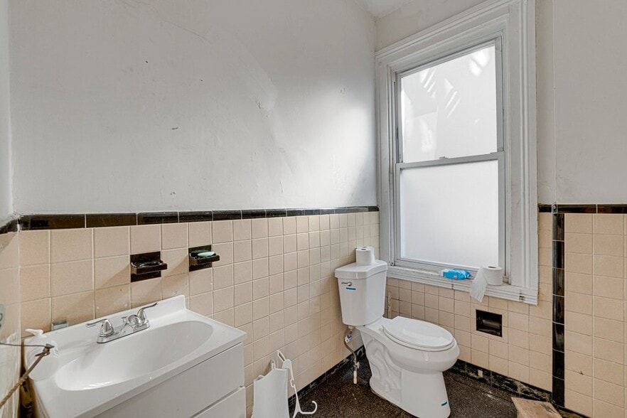 More Photos Of 2112 N Charles St, Baltimore Office For Sale