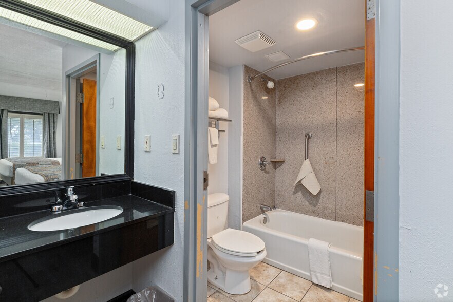 More Photos Of 480 E Miracle Strip Pky, Mary Esther Hotel For Sale