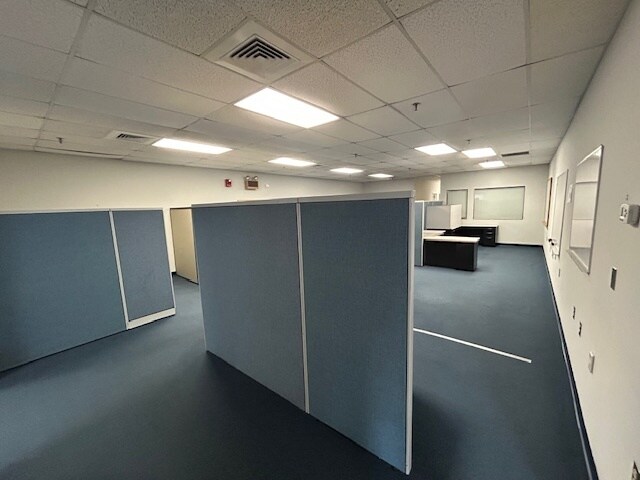 More Photos Of 7 Perimeter Rd, Manchester Light Manufacturing For Lease