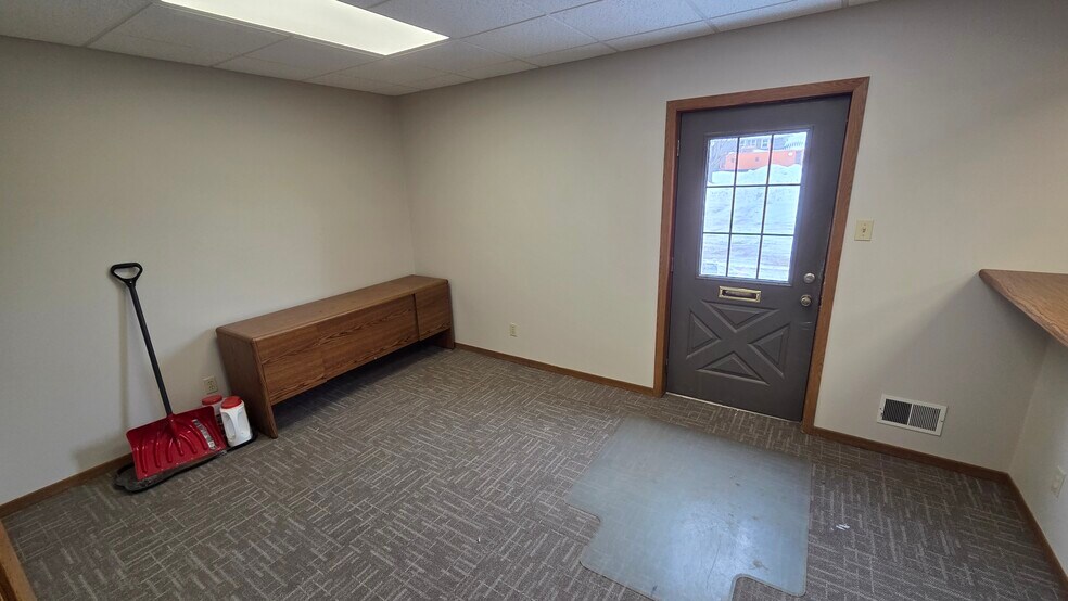 More Photos Of 1710 Lincoln Ave, Spirit Lake Office For Lease