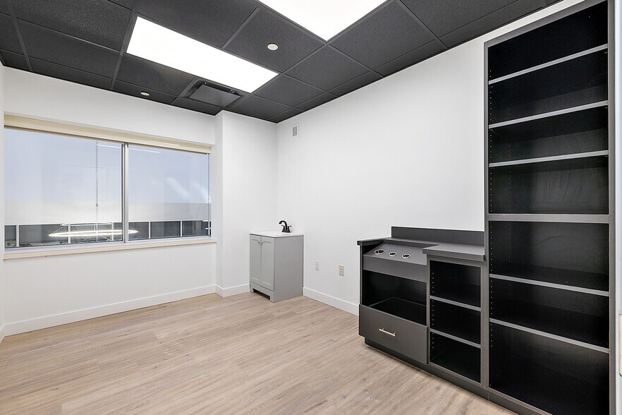 More Photos Of 801-803 W Big Beaver Rd, Troy Office For Lease