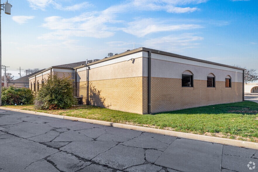 More Photos Of 2535 E Lincoln St, Wichita Medical For Lease