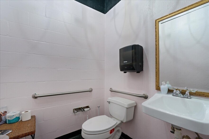 More Photos Of 12 SW 1st Ave, Gainesville Storefront For Lease