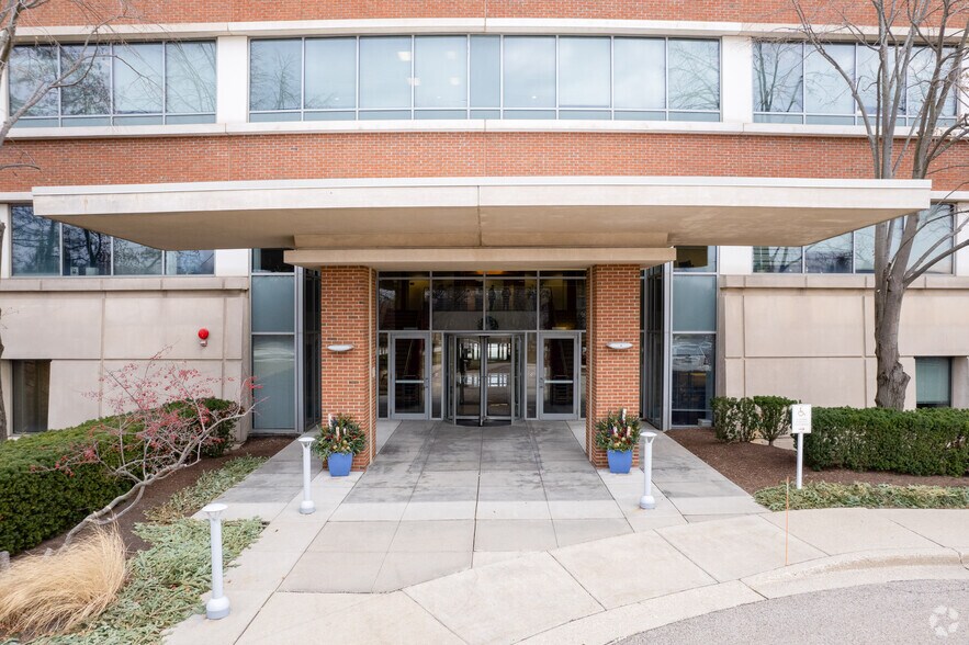 More Photos Of 475-485 Half Day Rd, Lincolnshire Unknown For Lease