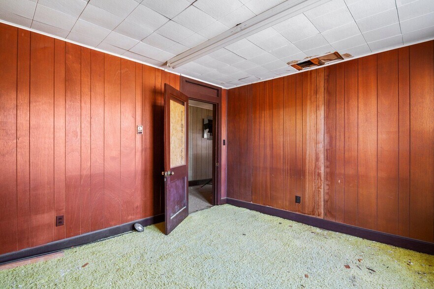 More Photos Of 333 Main St, Gainesville Office For Sale