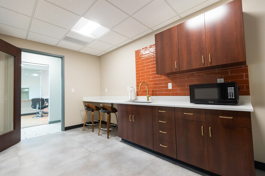 More Photos Of 4801 Quail Crest Pl, Lawrence Coworking Space