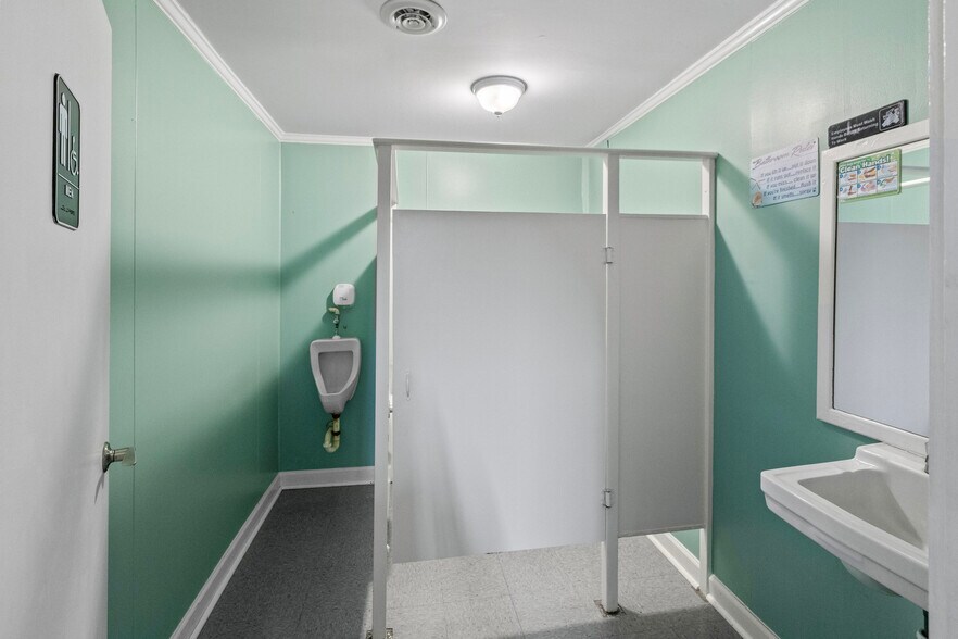 More Photos Of 712 River Rd, Washington Restaurant For Lease