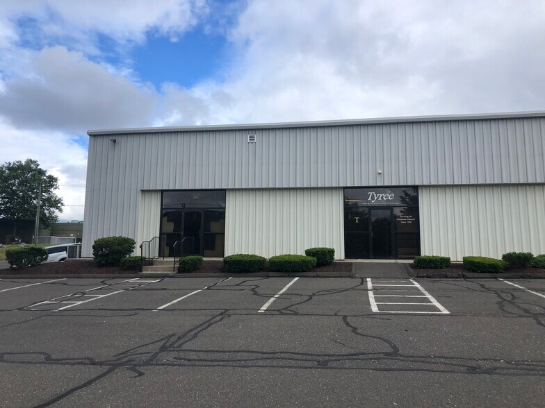 Primary Photo Of 72 Gray's Bridge Rd, Brookfield Flex For Lease