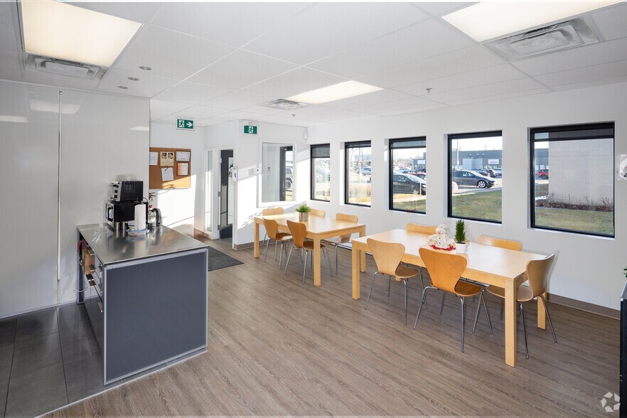 More Photos Of 350-390 Rue Mcarthur, Saint-Laurent Warehouse For Lease