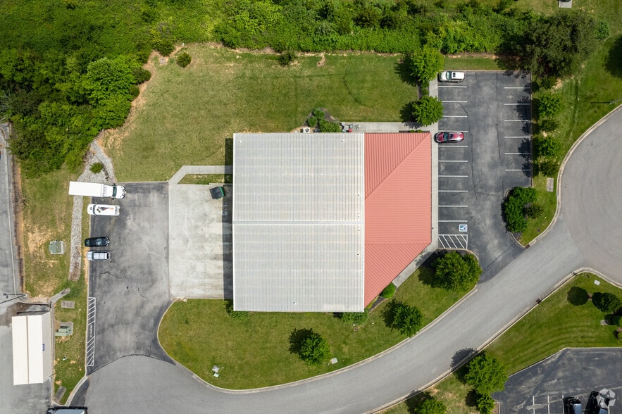 More Photos Of 5920 Middle View Way, Knoxville Light Distribution For Lease