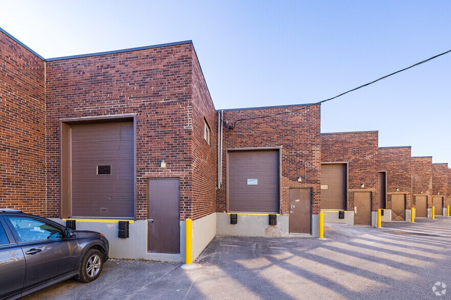 More Photos Of 4000-4036 Boul De La Côte-Vertu, Montréal Showroom For Lease