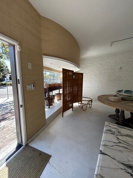 More Photos Of 5670 La Jolla Blvd, La Jolla Storefront Retail Residential For Lease