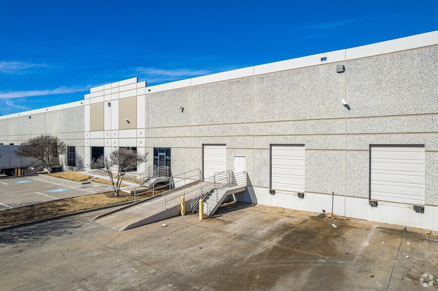 More Photos Of 660 N Dorothy Dr, Richardson Distribution For Lease
