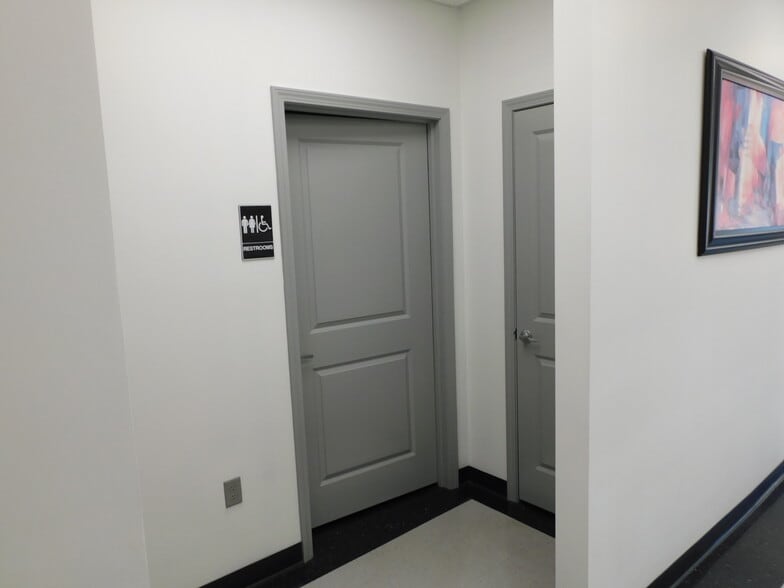 More Photos Of 7950 US-31 Hwy, Calera Office For Sale