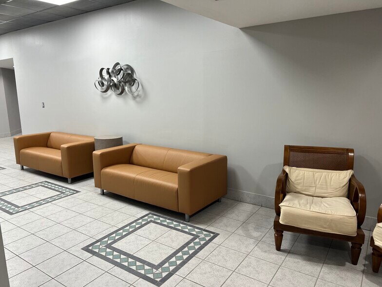 More Photos Of 31500 W 13 Mile Rd, Farmington Hills Medical For Lease