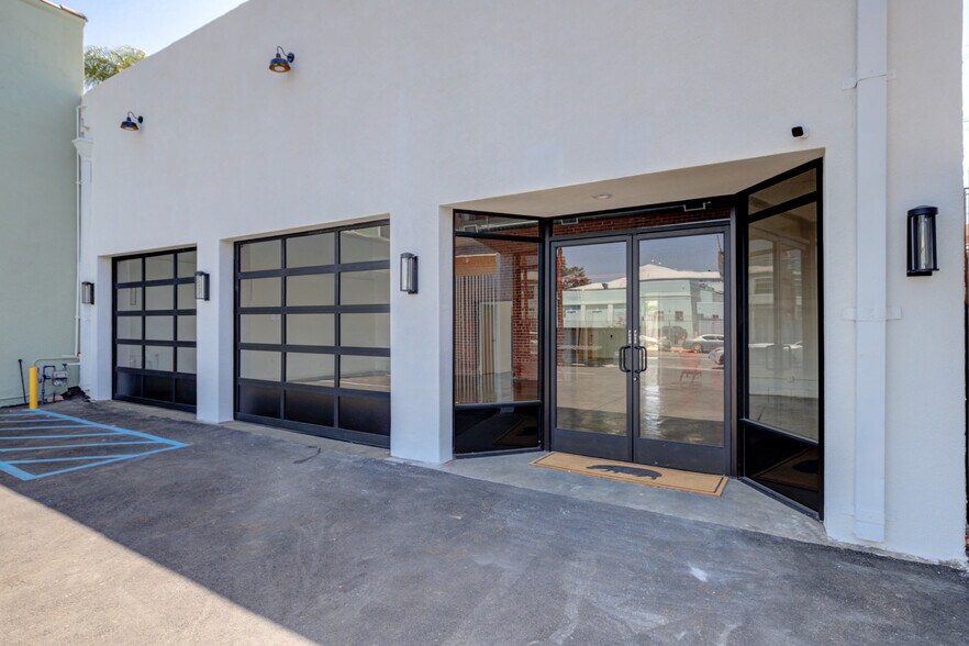 More Photos Of 2616 W Jefferson Blvd, Los Angeles Showroom For Sale