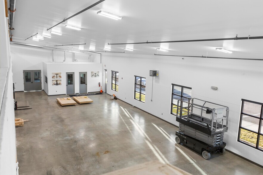 More Photos Of 3300 W Aviation Dr, Hayden Light Distribution For Lease