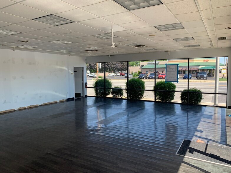 More Photos Of 9300 S Cicero Ave, Oak Lawn Service Station For Lease