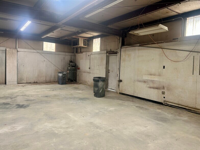 More Photos Of 201 S McQuarrie Ave, Wagoner Flex For Sale