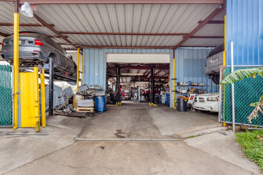 More Photos Of 8921 Daffodil Ave, Houston Auto Repair For Sale
