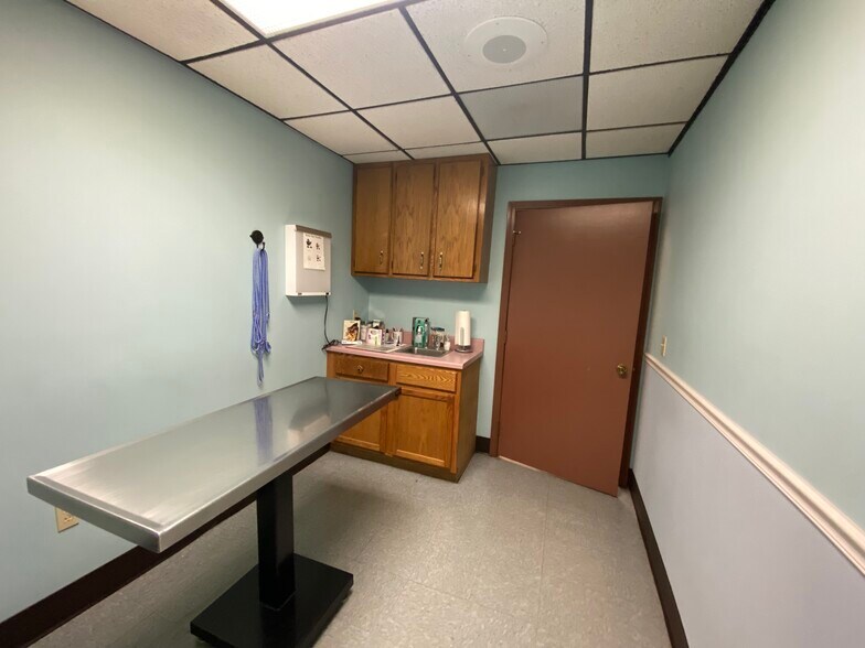 More Photos Of 2228 W College St, Springfield Veterinarian Kennel For Sale
