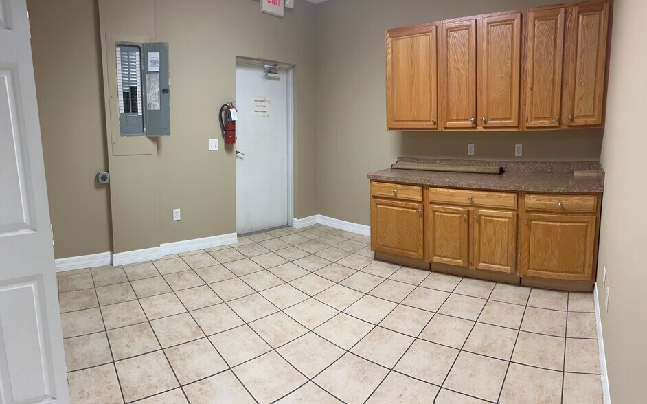 More Photos Of 6105 Deltona Blvd, Spring Hill Office For Lease