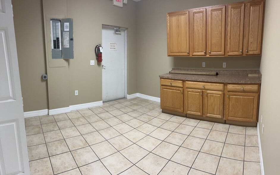More Photos Of 6105 Deltona Blvd, Spring Hill Medical For Lease