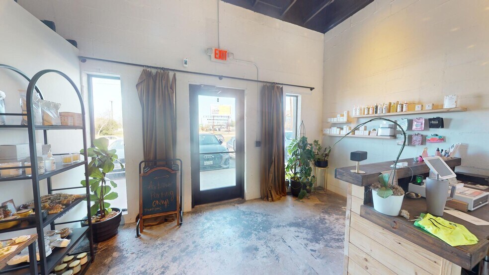 More Photos Of 1700 Montopolis Dr, Austin Freestanding For Lease