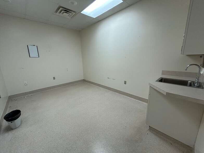 More Photos Of 213-221 Sterling Farm Dr, Jackson Medical For Lease