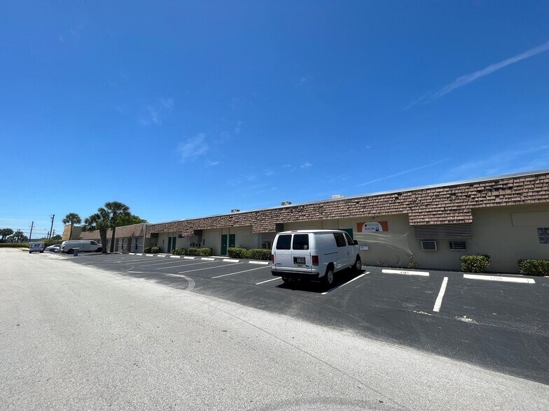 More Photos Of 4831-4837 NE 11th Ave, Oakland Park Warehouse For Lease