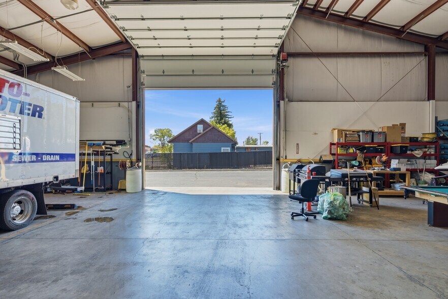 More Photos Of 335 SE Jackson St, Redmond Warehouse For Lease