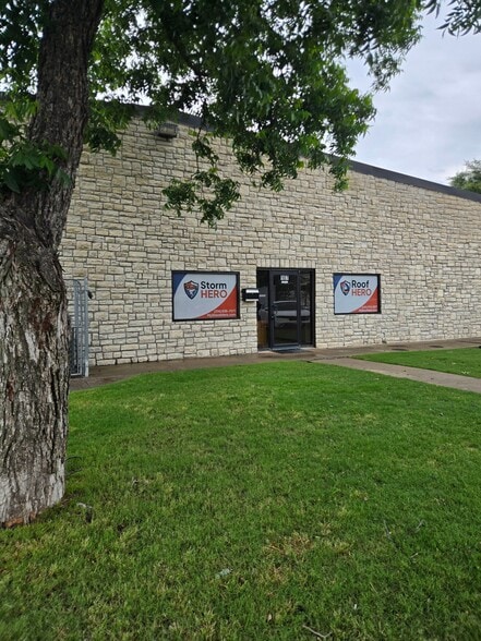 More Photos Of 194 Industrial Blvd, McKinney Showroom For Lease