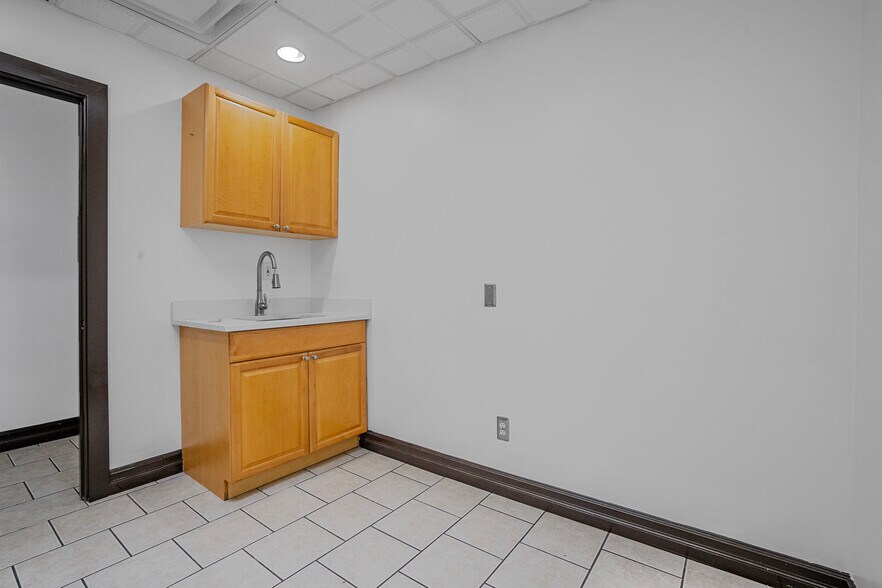 More Photos Of 24336 Michigan Ave, Dearborn Freestanding For Lease