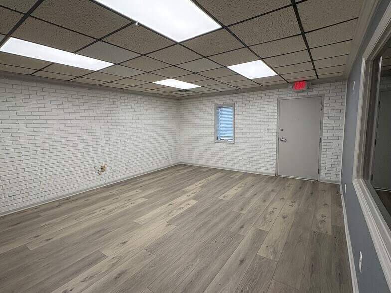 More Photos Of 363 W Main St, Hendersonville Flex For Lease