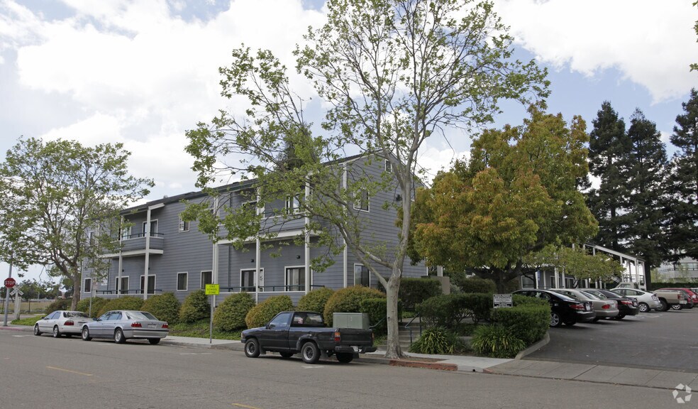 More Photos Of 2100 Embarcadero, Oakland Office For Lease