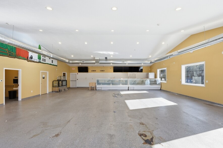 More Photos Of 365 Main St, Sturbridge Storefront For Lease