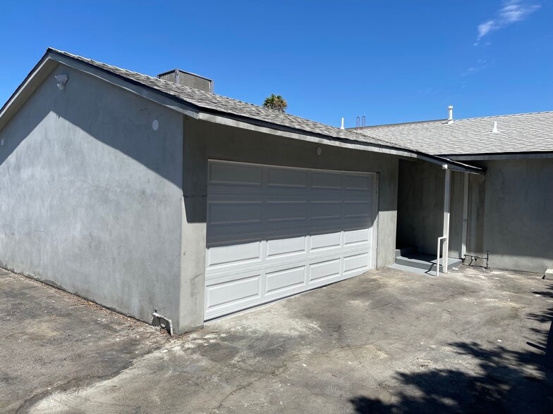 More Photos Of 16123 Wyandotte St, Van Nuys Service For Lease