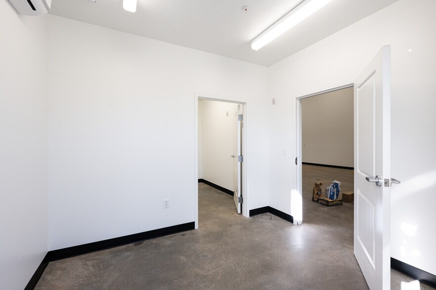 More Photos Of 164 Old Highway 91 hwy, Hurricane Warehouse For Lease