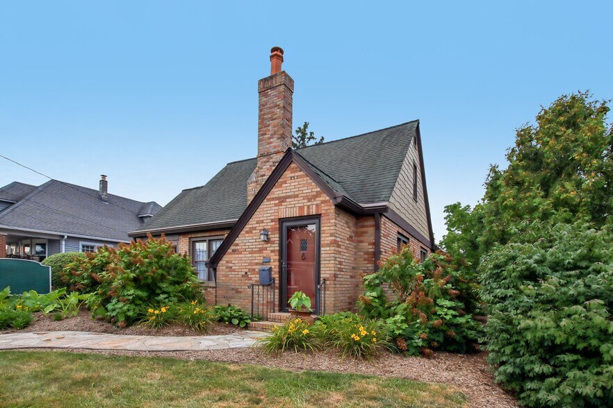 More Photos Of 399 W Main St, Greenwood Office For Sale