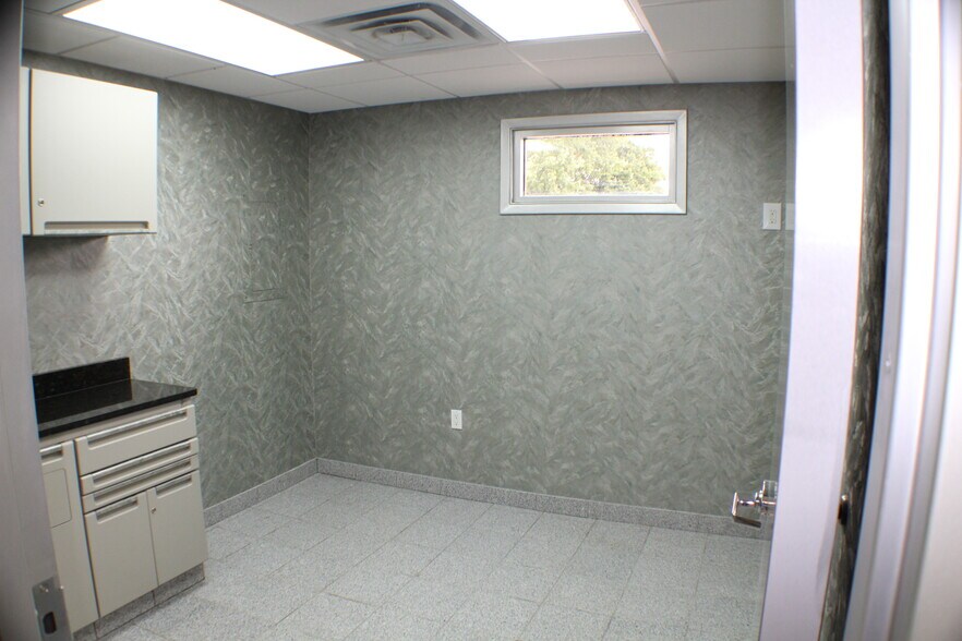 More Photos Of 1637 N Eastman Rd, Kingsport Office For Lease