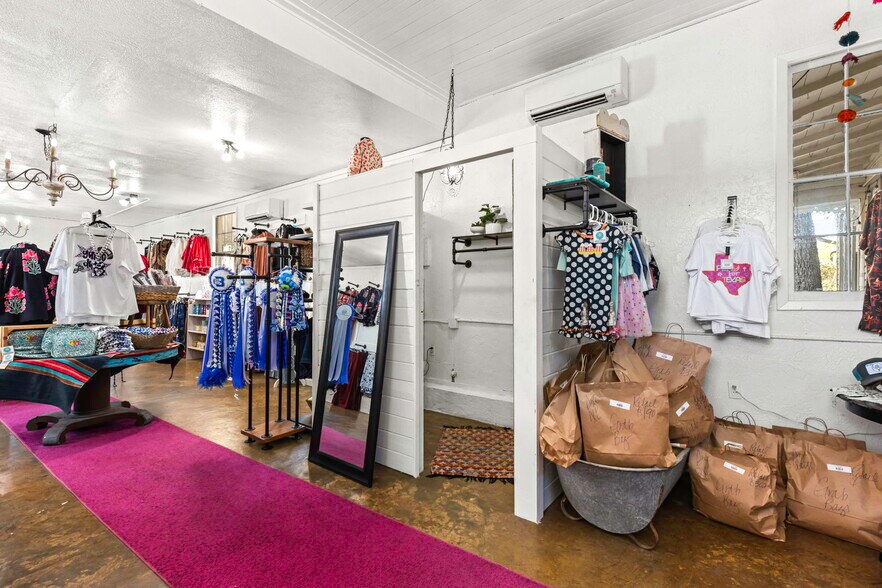 More Photos Of 322 S Main St, Boerne General Retail For Sale