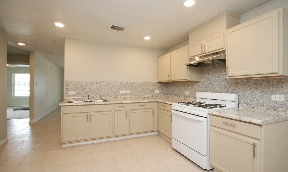 More Photos Of 1318 Avenue A, South Houston Apartments For Sale