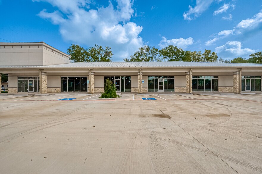 More Photos Of 910 East Ave, Katy Showroom For Lease