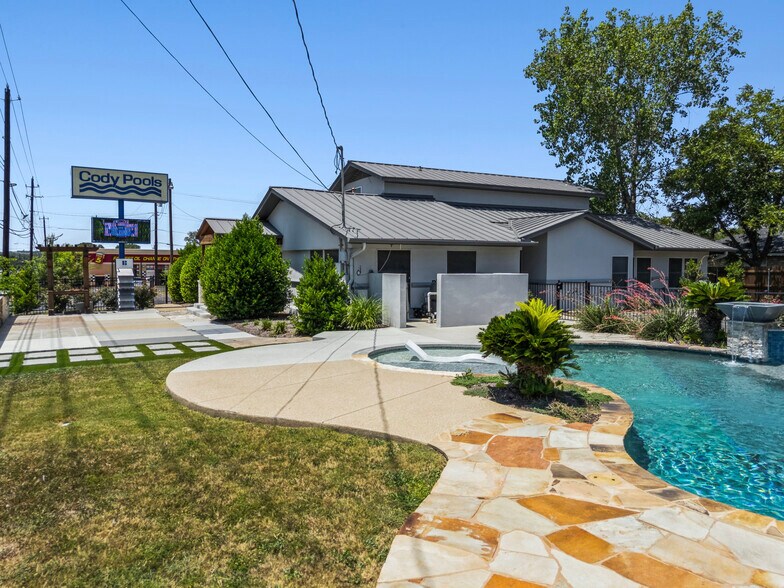 More Photos Of 2300 W Parmer Ln, Austin Freestanding For Sale